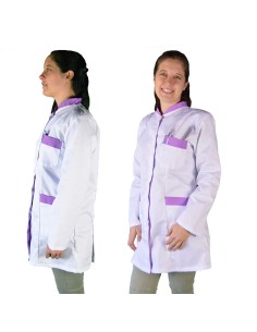 Bata profesional de mujer de manga larga y ribetes en color morado, cierre con botones