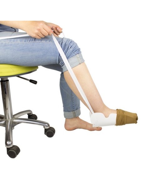 Un dispositivo permite a personas mayores colocarse los calcetines